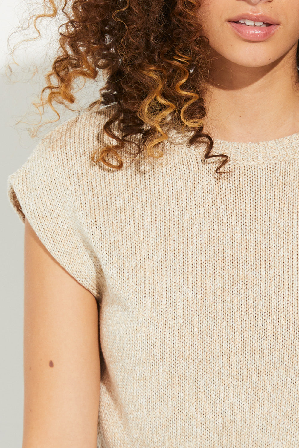 A close up of a woman wearing a grain-coloured Standard Issue Linen Tank.