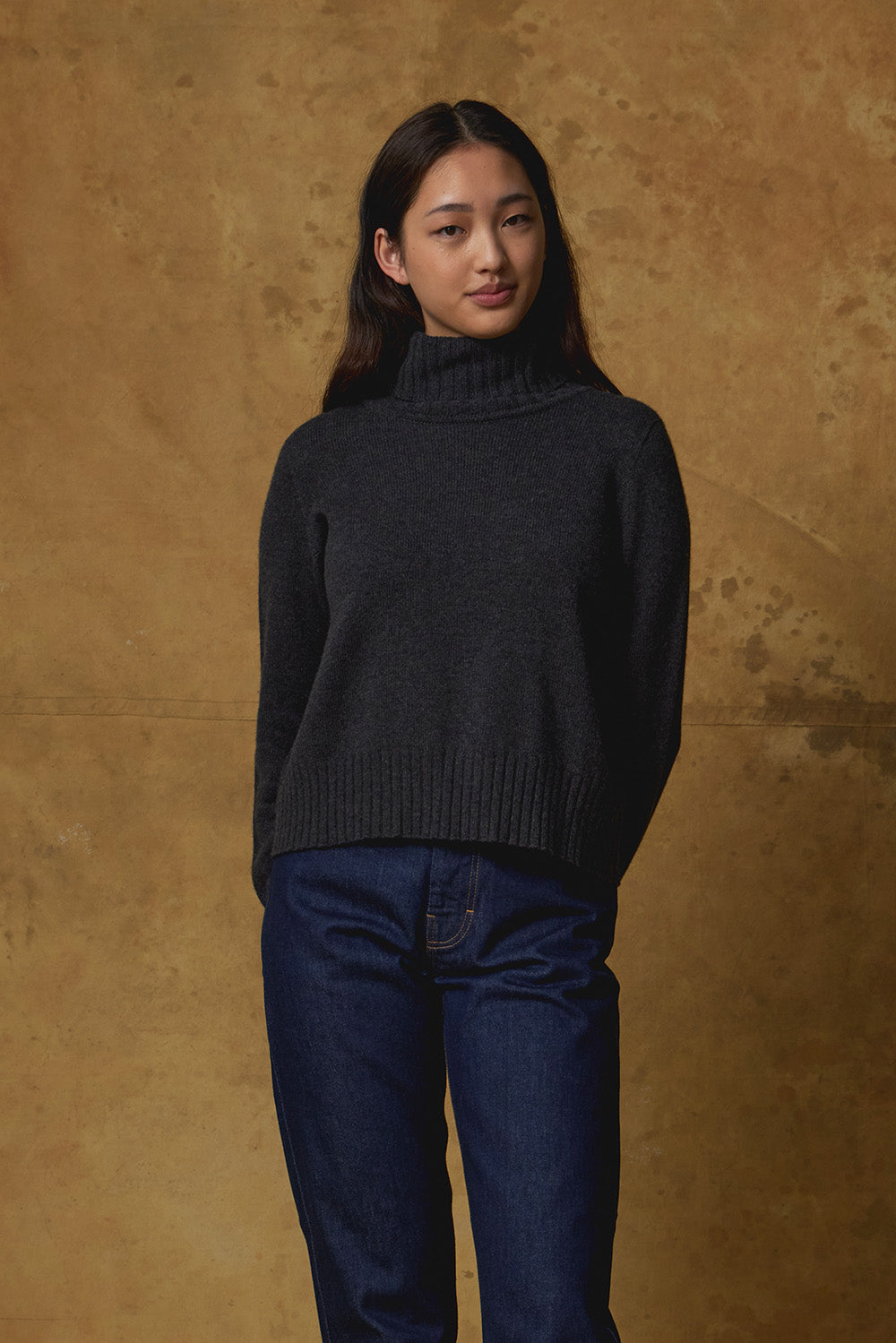 Standard Issue Cashmere Cropped Sweater in Carbon Grey