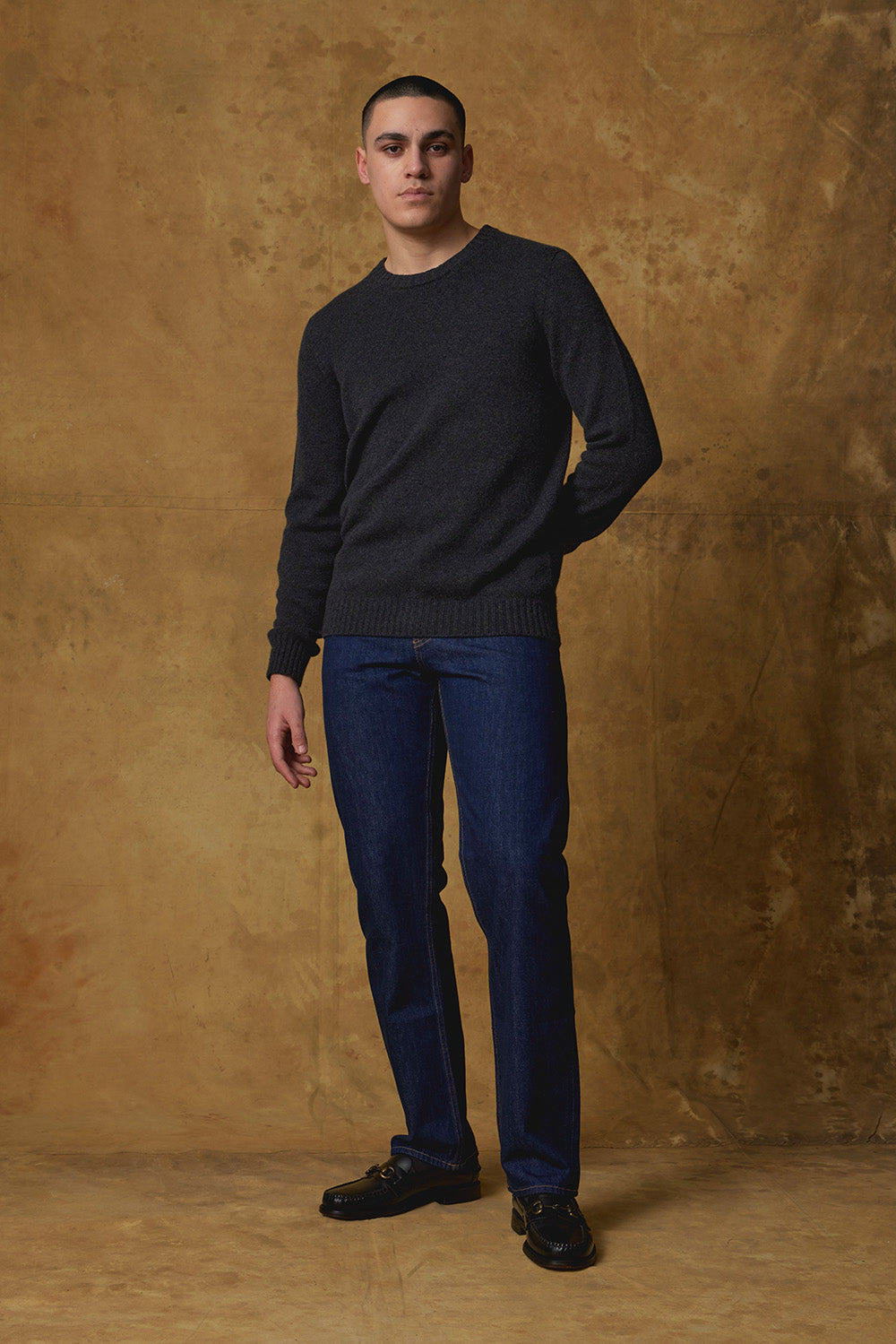 Standard Issue Men's Cashmere Jumper in Carbon Grey